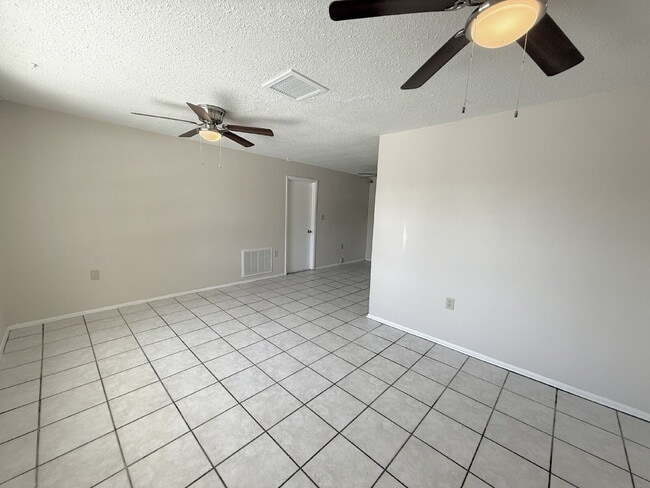Building Photo - "Charming 2-Bedroom, 2-Bath Oasis with 1400 Sq Ft of Comfort in Port Richey!"
