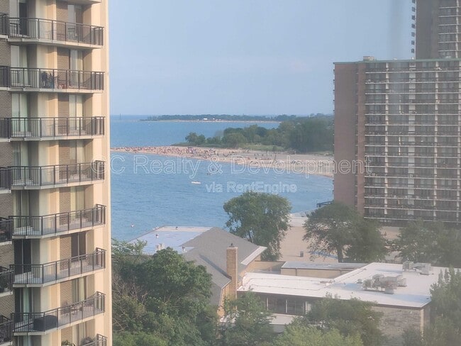 Building Photo - 6030 N Sheridan Rd