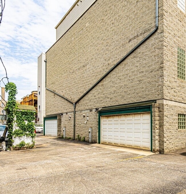 Building Photo - 4240 N Kenmore Ave