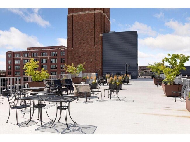 Building Photo - 700 N Washington Ave