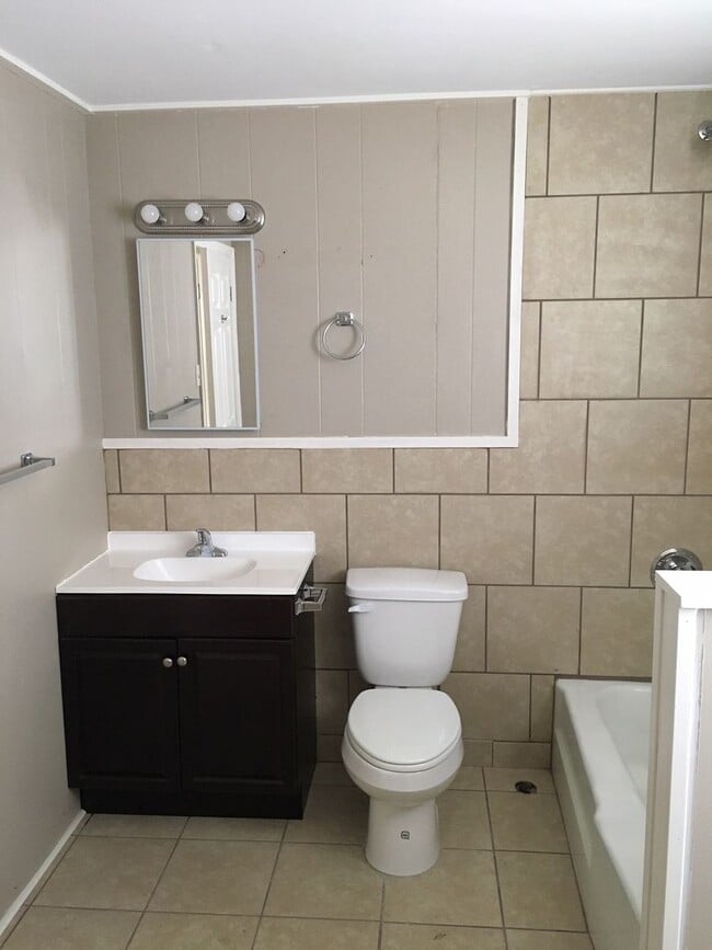 Building Photo - One Bed One Bath House Available June 1