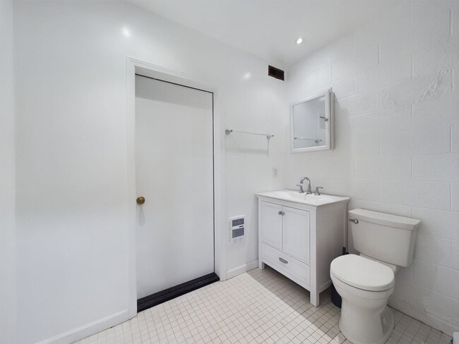 Building Photo - Beautifully remodeled studio downtown PG