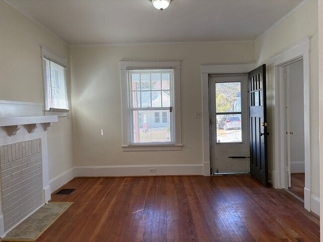 Building Photo - 2 Bedroom, 1 Bathroom House in High Point!