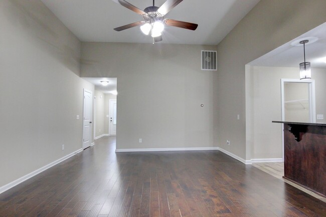 Building Photo - Fresh and Clean 3 bed 2 bath.  Sweet layout!