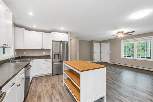 Building Photo - 4 Mill Pond Rd