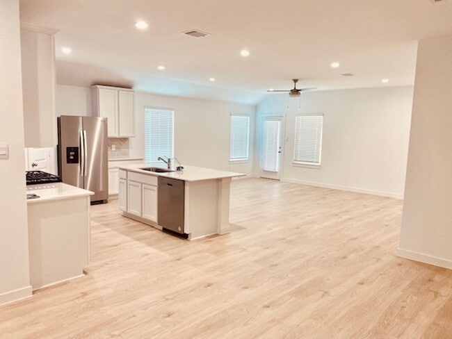 Building Photo - Grand Entry W/High Ceilings! Gorgeous Ligh...