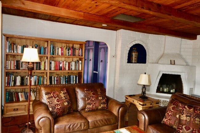 Building Photo - Garcia House: Fully Furnished, Wonderful Hot Tub, Spacious Fenced Outdoor Area, Pet-Friendly too!