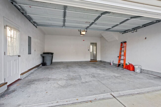 Building Photo - 60 Manilla Ln