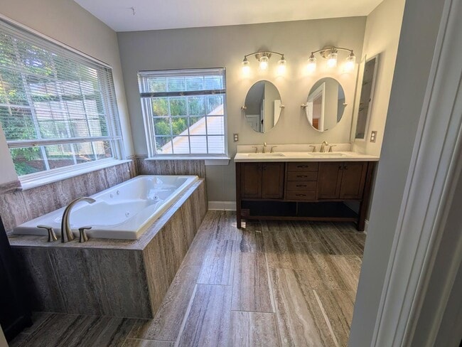 Building Photo - 10429 Madison Park Dr