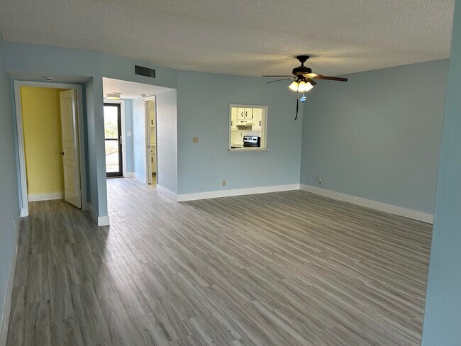 Building Photo - 300 N Hwy A1A