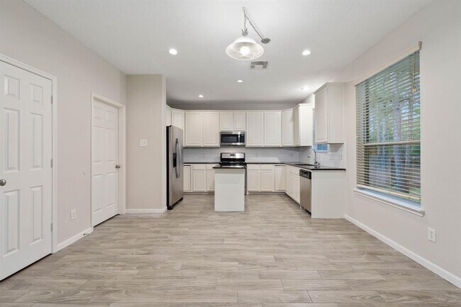 Building Photo - 18 N Queenscliff Cir