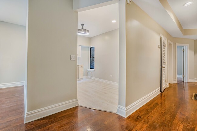 Building Photo - 4640 N Kenmore Ave
