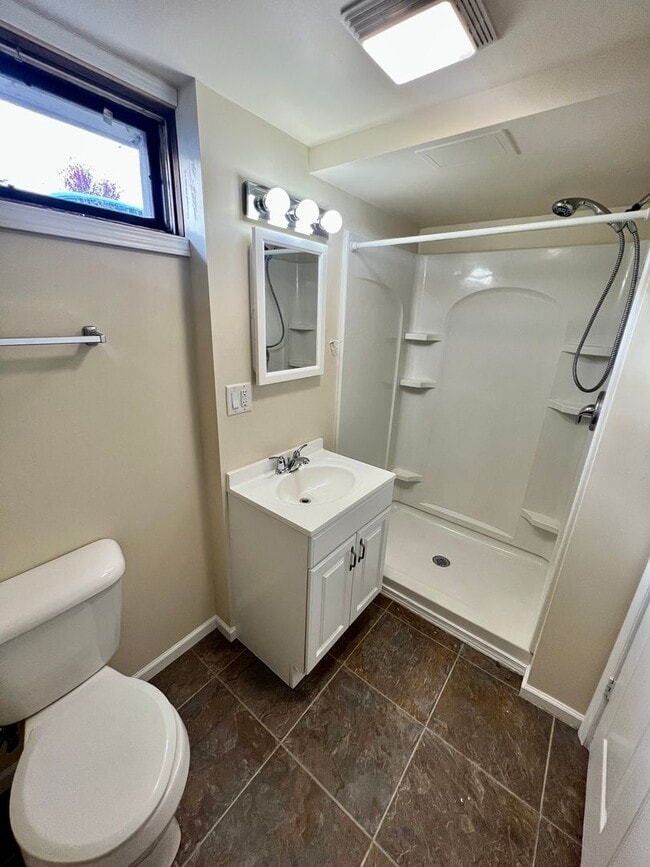 Building Photo - AVAILABLE JUNE 2025! HUGE 5 Bedroom, 2 Bath Home by UMD!