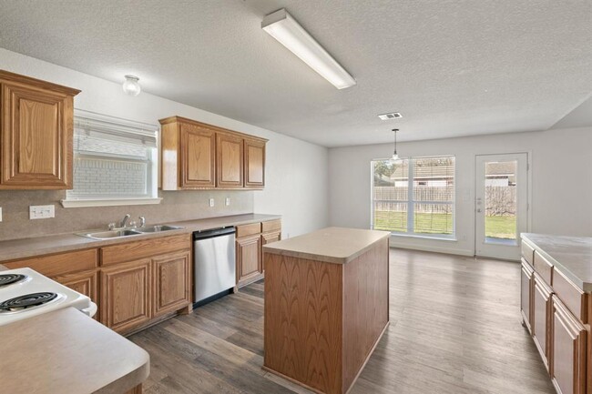 Building Photo - 1609 Paint Brush Dr