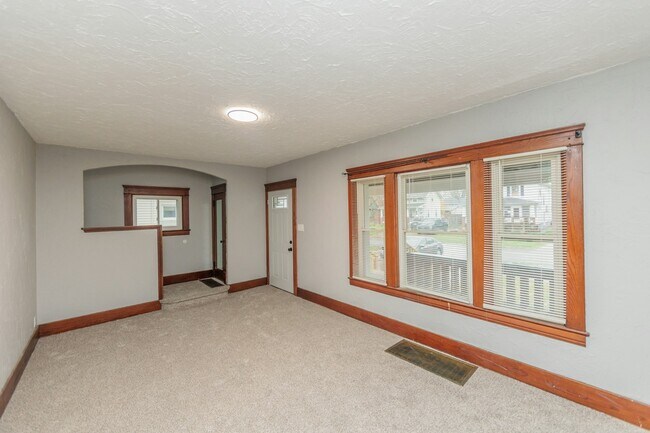 Building Photo - 1038 W 11th St