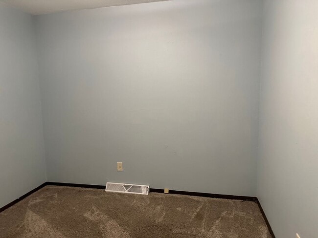 Building Photo - Spacious 3 BR/2 BA in nice north-side culd...