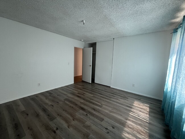 Building Photo - 2 Bedroom Unit with Large Patio