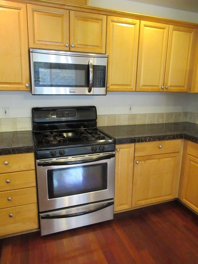 Building Photo - Large Four Bedroom in South Salem