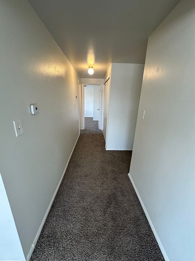 Building Photo - Move in Ready! Newly updated 1 bedroom 1 bath unit in secure building- Off Street Parking! 1 Mont...