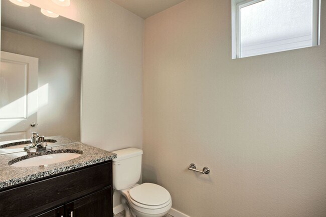 Building Photo - Beautiful 3 Bedroom Townhome in Mosaic