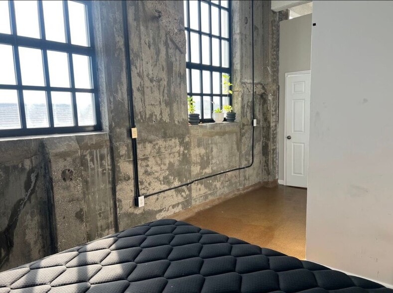 Building Photo - 6533 E Jefferson Ave