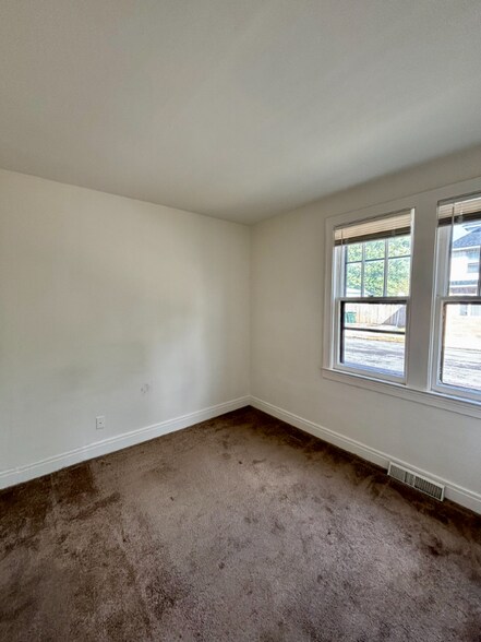 Building Photo - 91 Laverack Ave