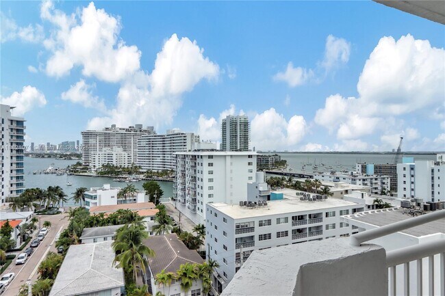 Building Photo - 1621 Bay Rd