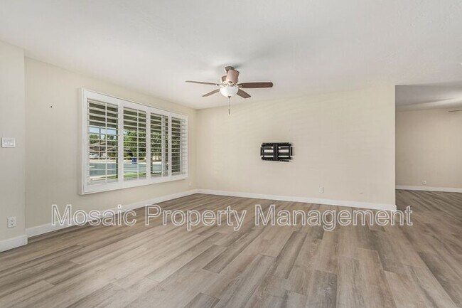 Building Photo - 104 E La Jolla Dr