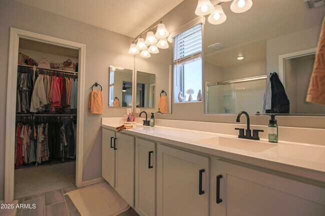 Building Photo - 8820 W Lamar Rd