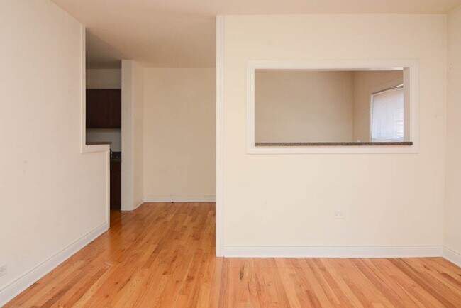 Building Photo - 824 W Waveland Ave