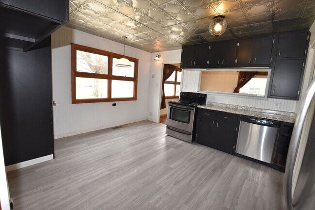 Building Photo - 3 Bedroom 2 Full Bath Home in Greenfield, Fenced Yard