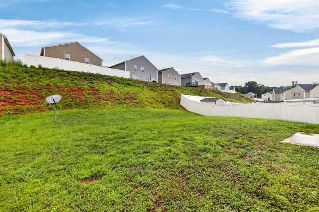 Building Photo - Experience Spacious Comfort: 3-Bedroom Home with 2.5 Baths.