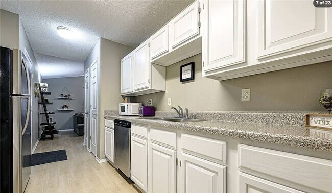 Building Photo - 1701 Signature Dr