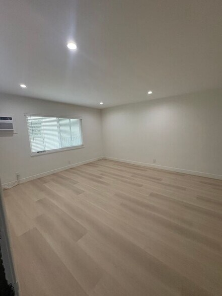 Building Photo - 7254 Hollywood Blvd