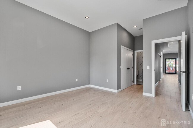 Building Photo - 150 Easton Ave