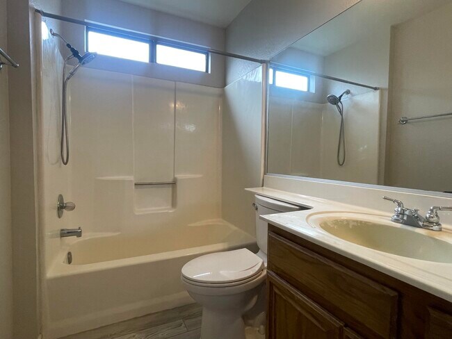 Building Photo - 2511 Emerald Ln