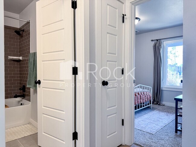 Building Photo - 3-bedroom home with Storm Shelter in Westmoore area