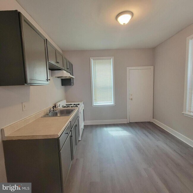 Building Photo - 5426 Regent St