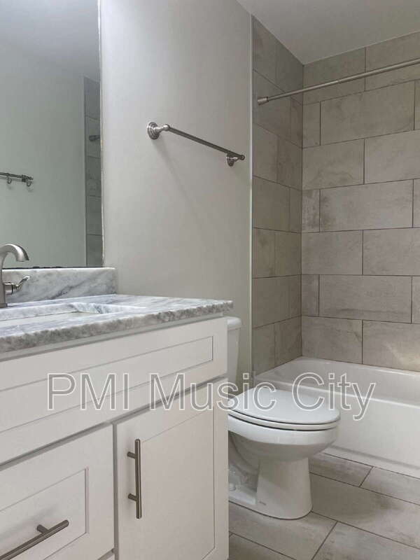 Building Photo - 2126B Burns St