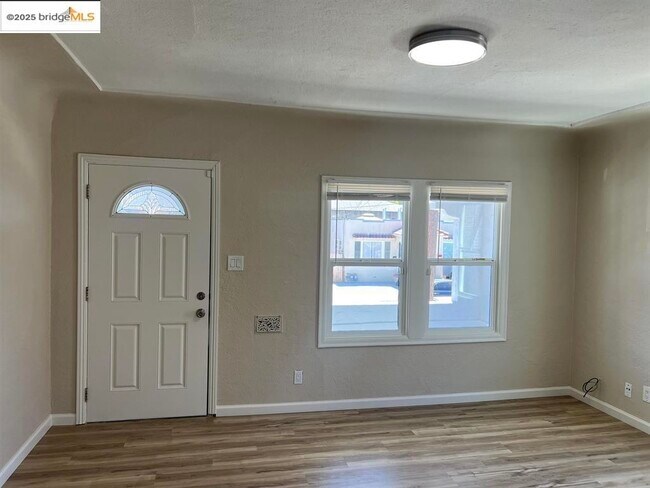 Building Photo - 449 E 9th St