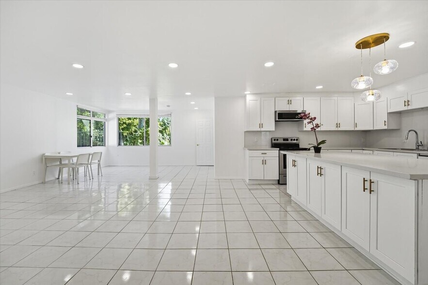 Building Photo - 5301 Balboa Blvd