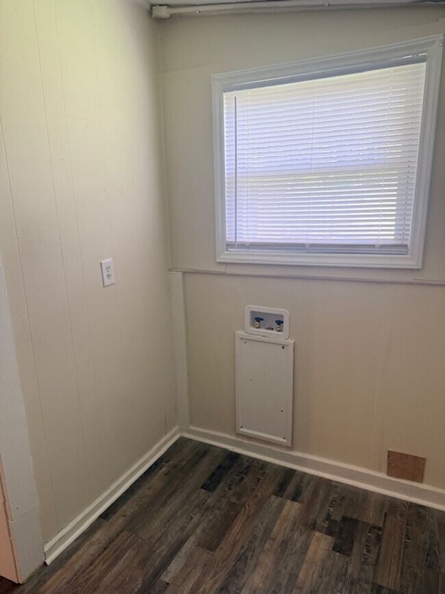 Building Photo - 2 Bedroom, 1 Bath House (COMING SOON)