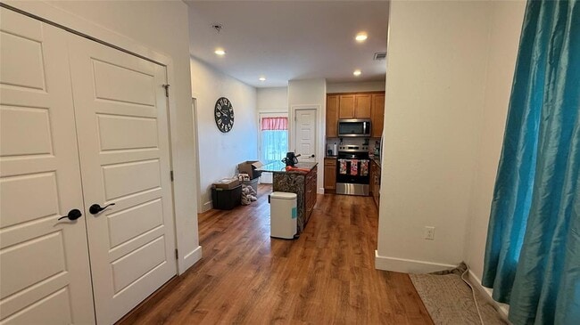 Building Photo - 2415 Ridgeview Dr