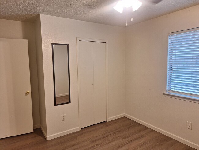 Building Photo - 3944-3946 Queens Ct