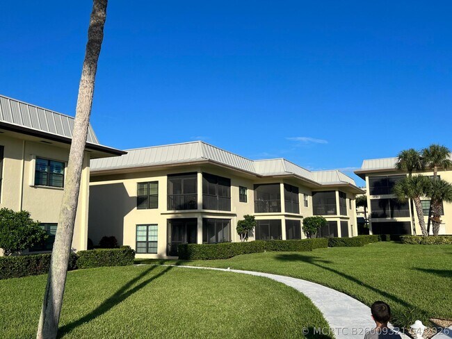 Building Photo - 275 S Beach Rd