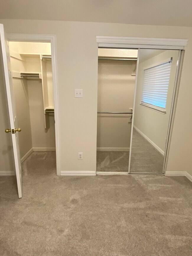 Building Photo - Quiet 2 bedroom townhome close to Downtown Denton Square