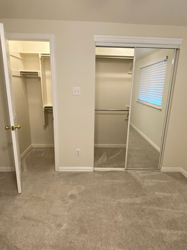 Building Photo - Quiet 2 bedroom townhome close to Downtown...