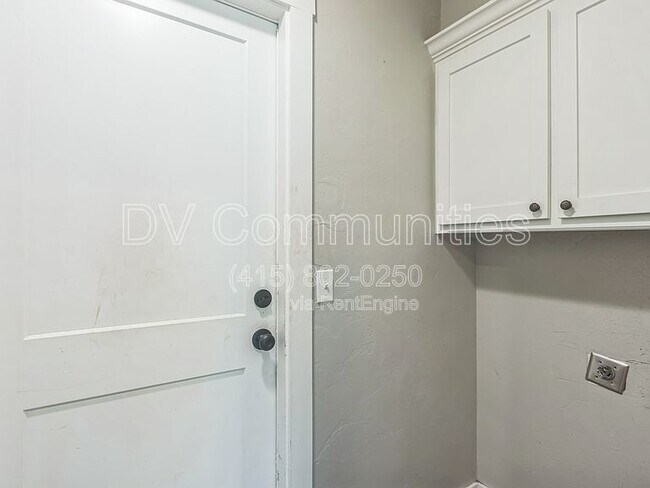 Building Photo - 3408 Oak Grove Dr