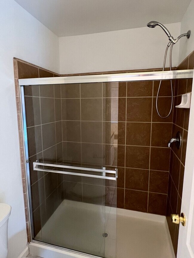 Building Photo - Spacious SW Bakersfield home!