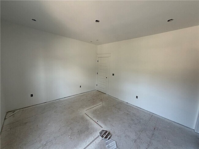 Building Photo - 906 N Sang Ave